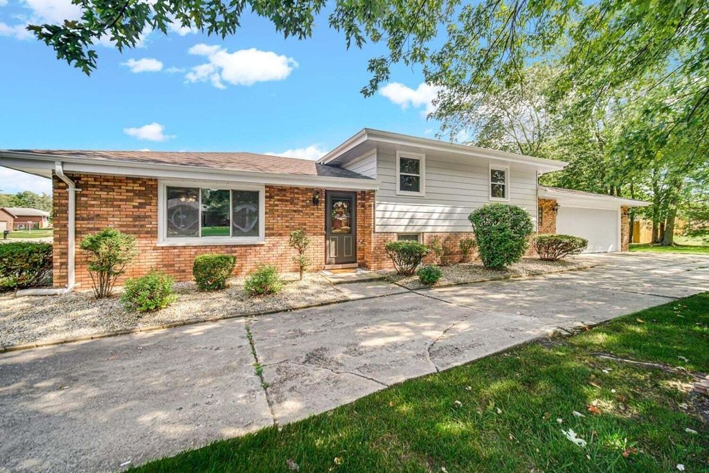 Photo of 205 Fairview Lane, Schererville, IN 46375 (MLS # 833470)