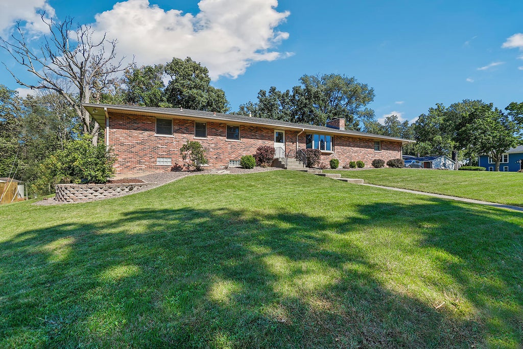 Photo of 402 Iroquois Street, Schererville, IN 46375 (MLS # 846147)