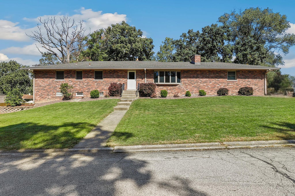 Photo of 402 Iroquois Street, Schererville, IN 46375 (MLS # 846147)
