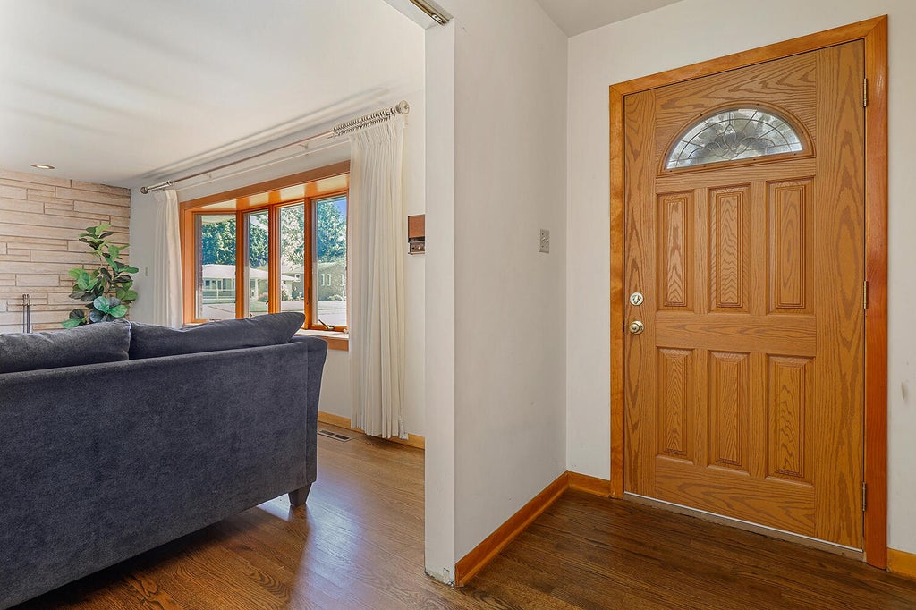 Photo of 402 Iroquois Street, Schererville, IN 46375 (MLS # 846147)
