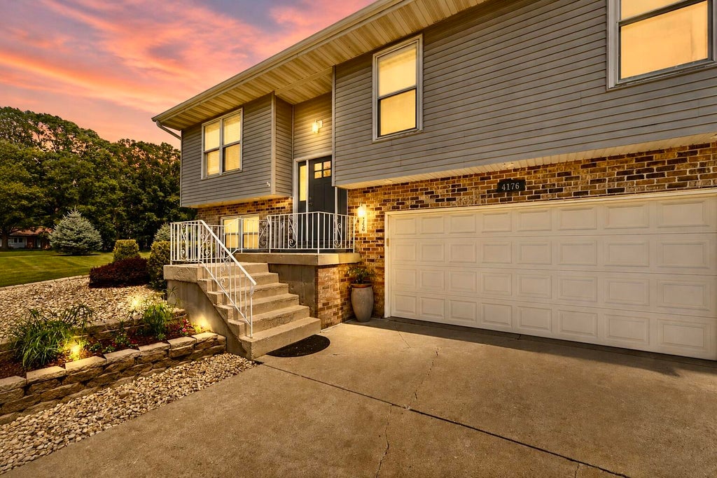 Photo of 4176 Thornhill Drive, Crown Point, IN 46307 (MLS # 842511)
