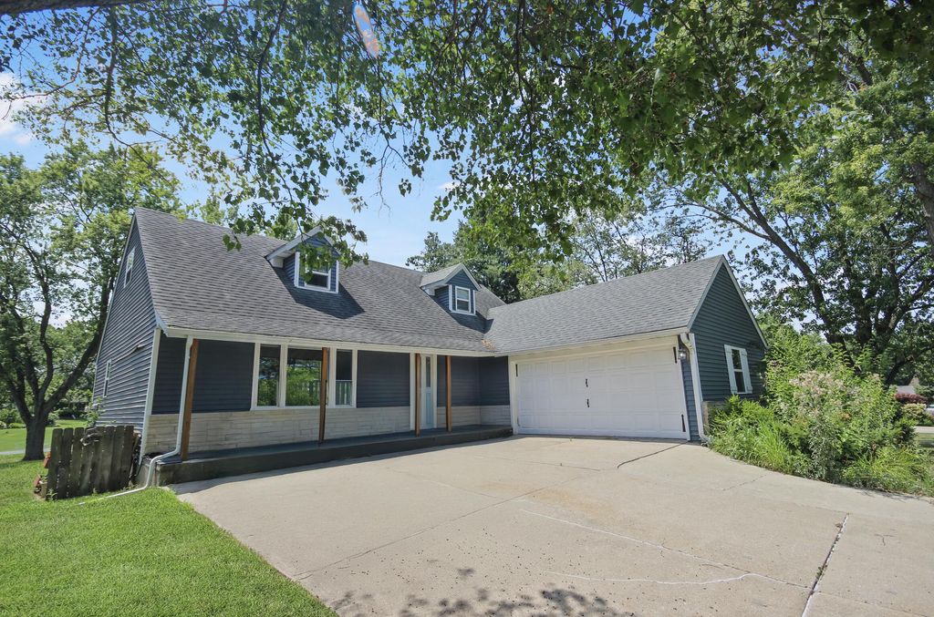 Photo of 4213 Glen Oaks Drive, Crown Point, IN 46307 (MLS # 832573)