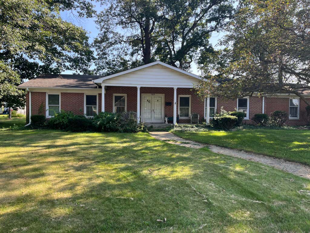 Photo of 1810 Oakwood Drive, Rochester, IN 46975 (MLS # 844250)