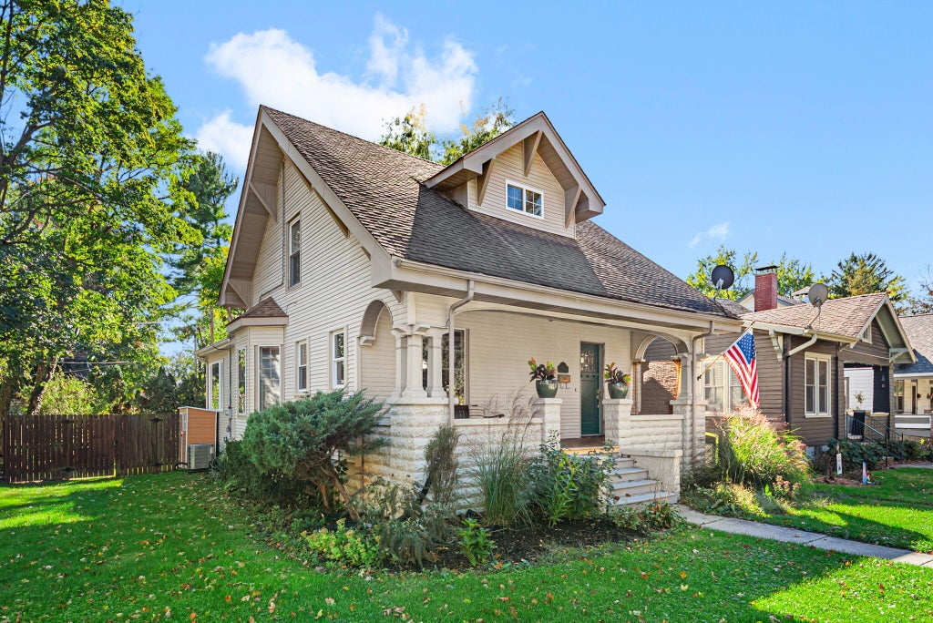 Photo of 655 Chestnut Street, Valparaiso, IN 46385 (MLS # 847049)