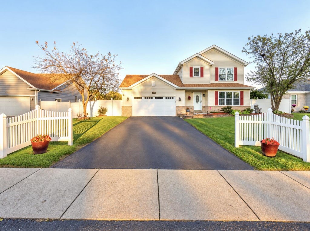 Photo of 9343 Buchanan Street, Crown Point, IN 46307 (MLS # 846457)