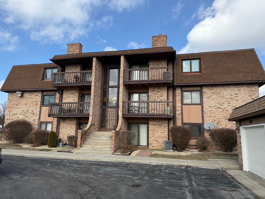 Photo of 2306 Martha Street #302, Highland, IN 46322 (MLS # 833238)