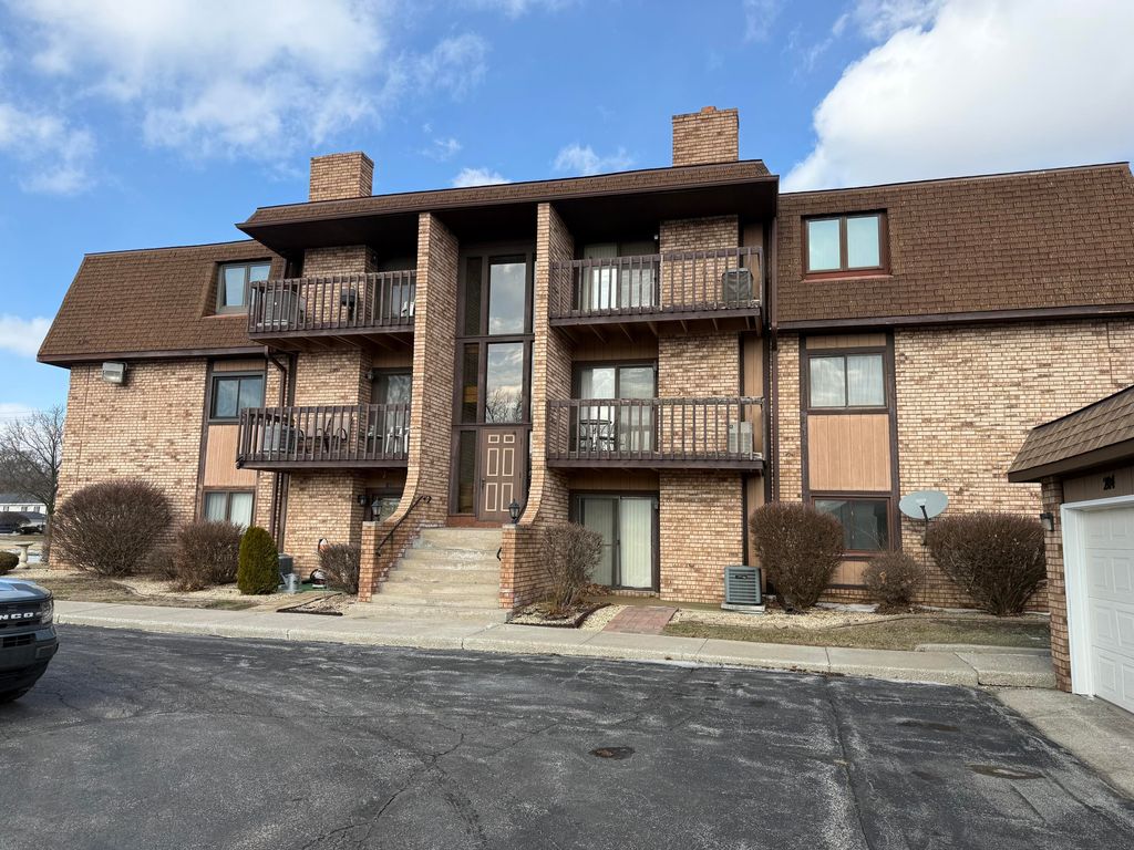 Photo of 2306 Martha Street #302, Highland, IN 46322 (MLS # 833238)