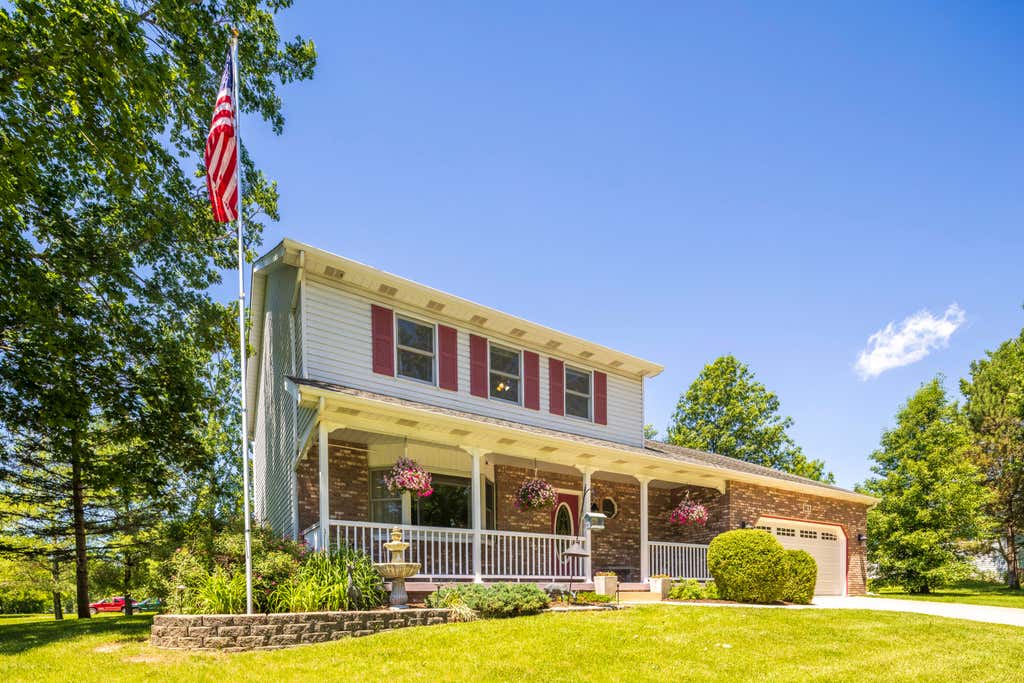 Photo of 552 N 250 W, Valparaiso, IN 46385 (MLS # 840862)