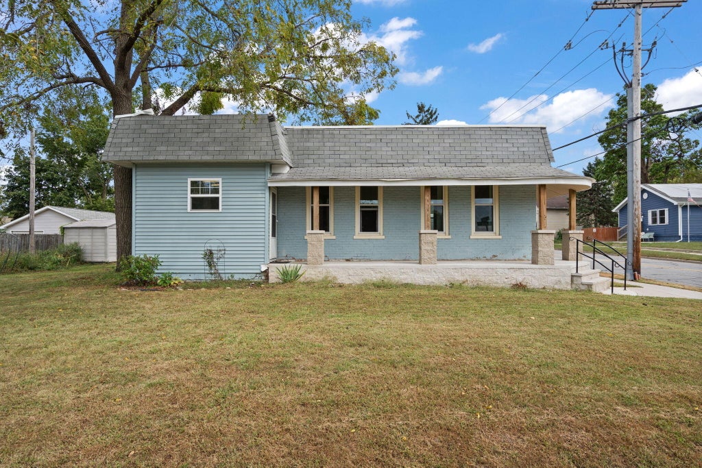 Photo of 804 E 3rd Street, Hobart, IN 46342 (MLS # 845366)