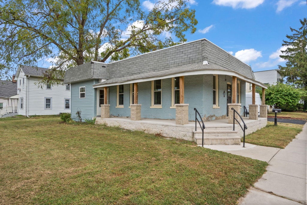 Photo of 804 E 3rd Street, Hobart, IN 46342 (MLS # 845366)