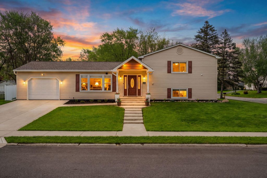 Photo of 615 Chestnut Boulevard, Chesterton, IN 46304 (MLS # 837788)