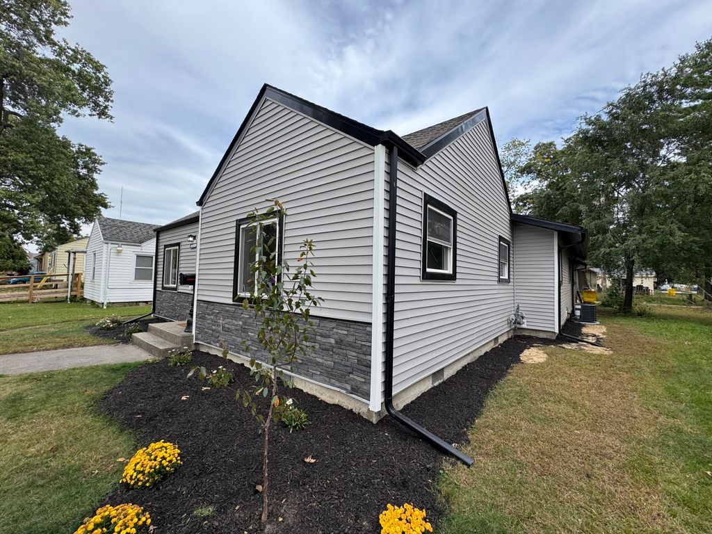 Photo of 117 N Raymond Street, Griffith, IN 46319 (MLS # 829505)