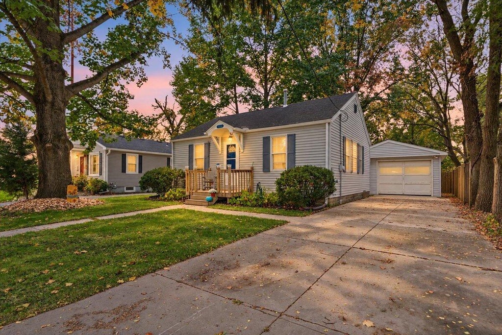 Photo of 1005 Madison Street, Valparaiso, IN 46385 (MLS # 847141)