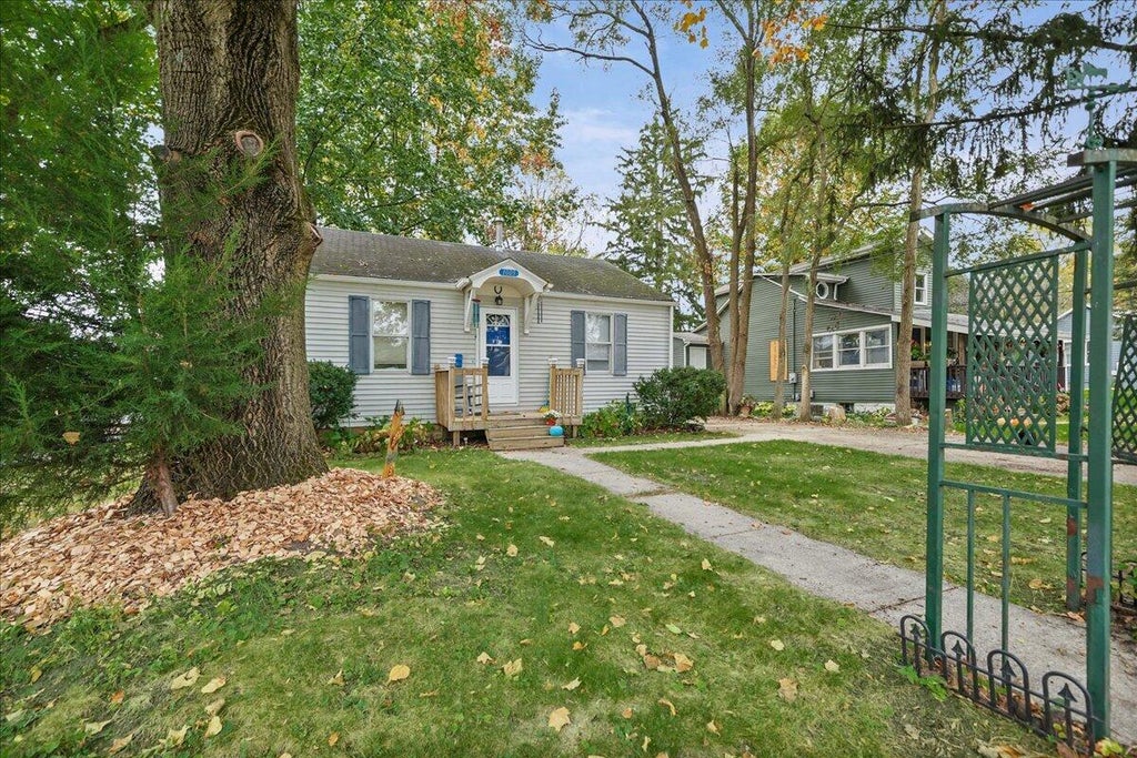 Photo of 1005 Madison Street, Valparaiso, IN 46385 (MLS # 847141)