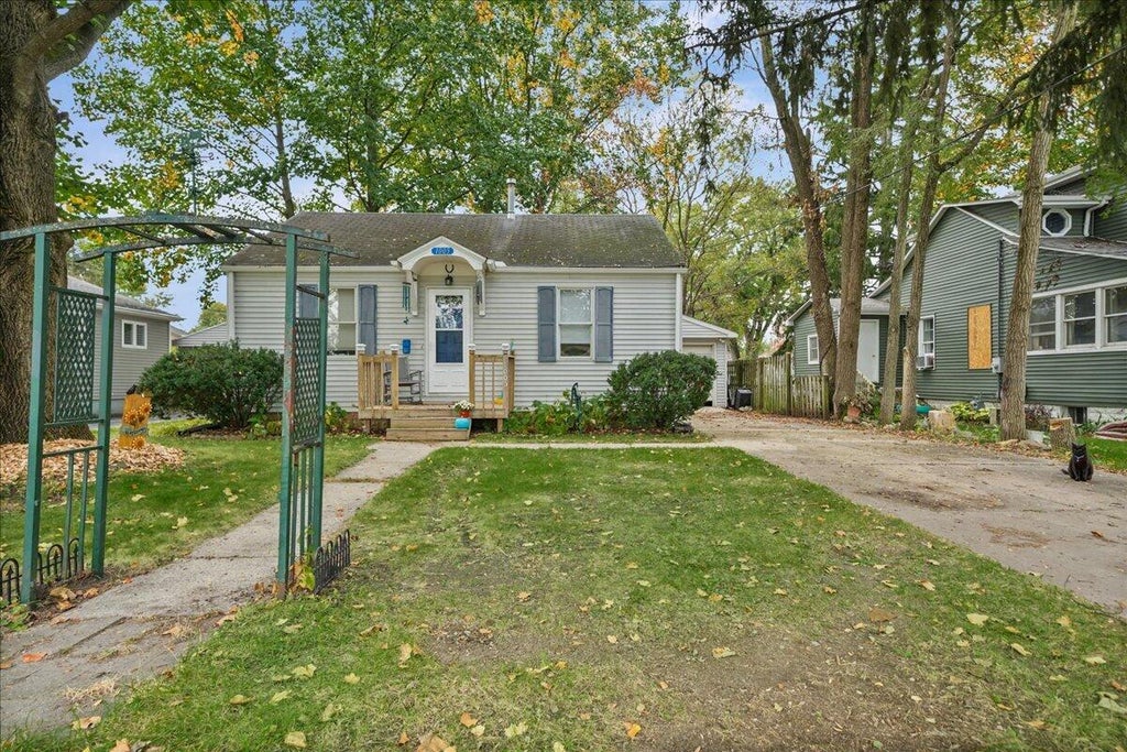Photo of 1005 Madison Street, Valparaiso, IN 46385 (MLS # 847141)