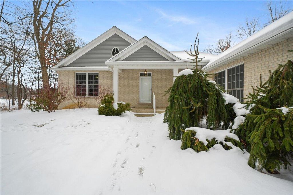 Photo of 430 Oak Breeze Drive, Valparaiso, IN 46383 (MLS # 834015)