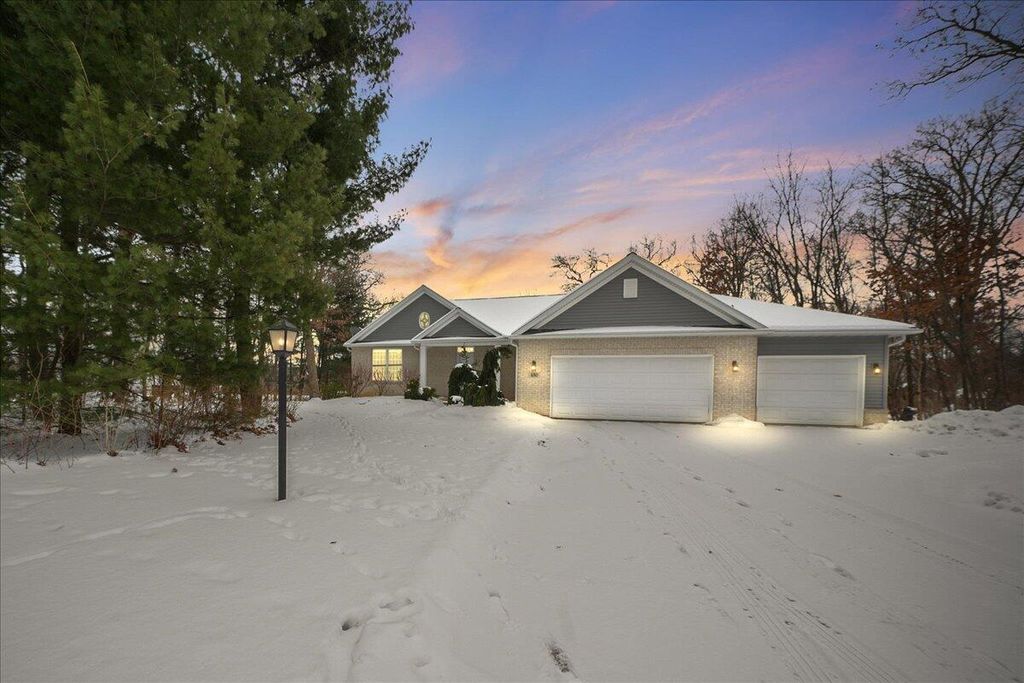 Photo of 430 Oak Breeze Drive, Valparaiso, IN 46383 (MLS # 834015)