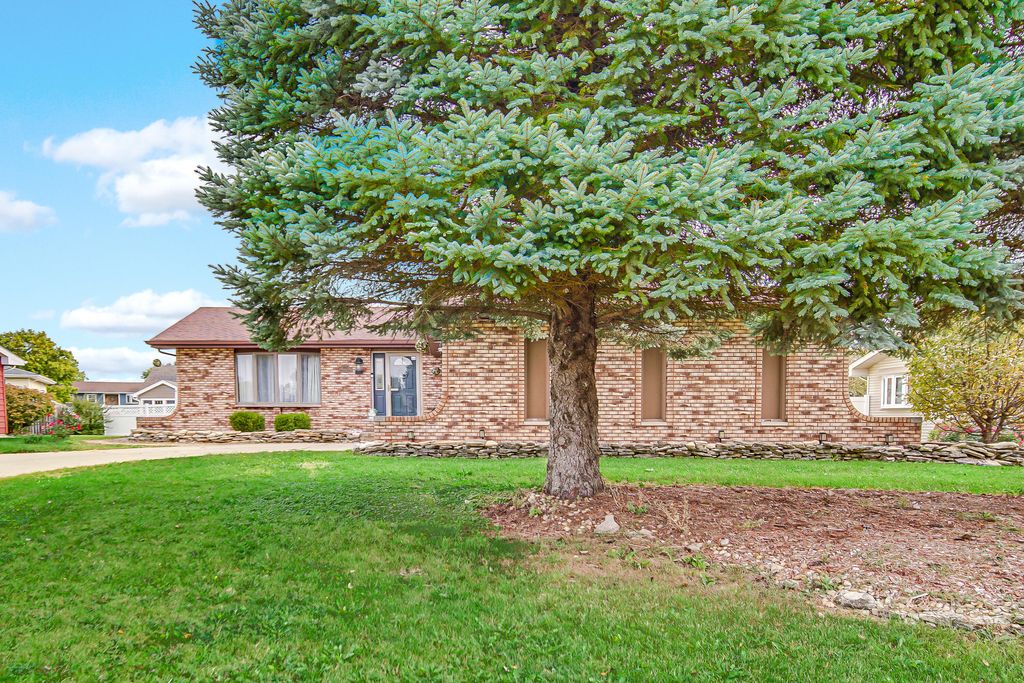 Photo of 9017 Mathews Street, Crown Point, IN 46307 (MLS # 829280)