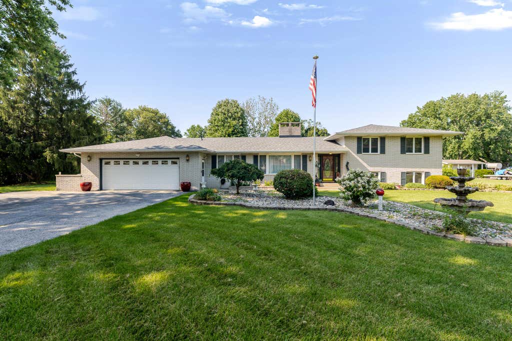 Photo of 247 Westgate Drive, Valparaiso, IN 46385 (MLS # 841950)