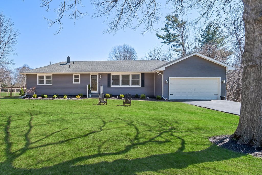 Photo of 814 N Calumet Road, Chesterton, IN 46304 (MLS # 835305)