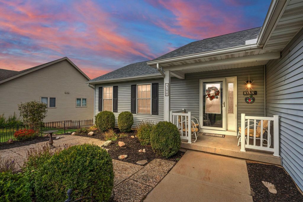 Photo of 300 W 126th Place, Crown Point, IN 46307 (MLS # 836111)