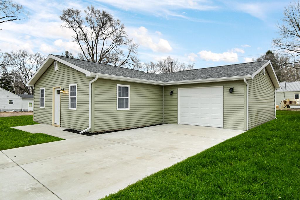 Photo of 285 S Ivanhoe Road, Kingsford Heights, IN 46346 (MLS # 834369)