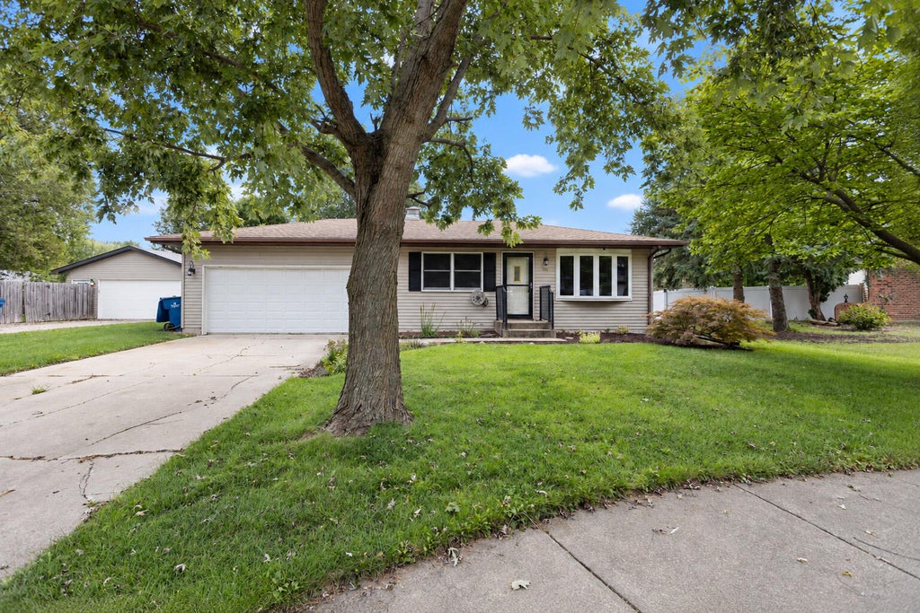 Photo of 103 Poplar Court, Hebron, IN 46341 (MLS # 845899)