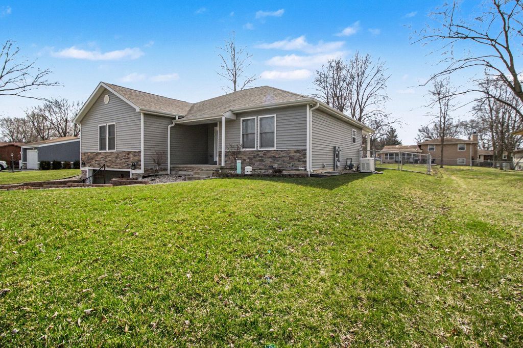 Photo of 2352 Four Seasons Parkway, Crown Point, IN 46307 (MLS # 836247)