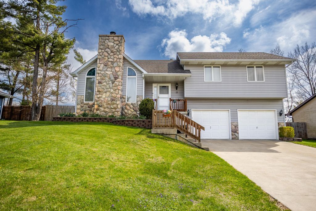 Photo of 15 Vine Drive, Hebron, IN 46341 (MLS # 837015)