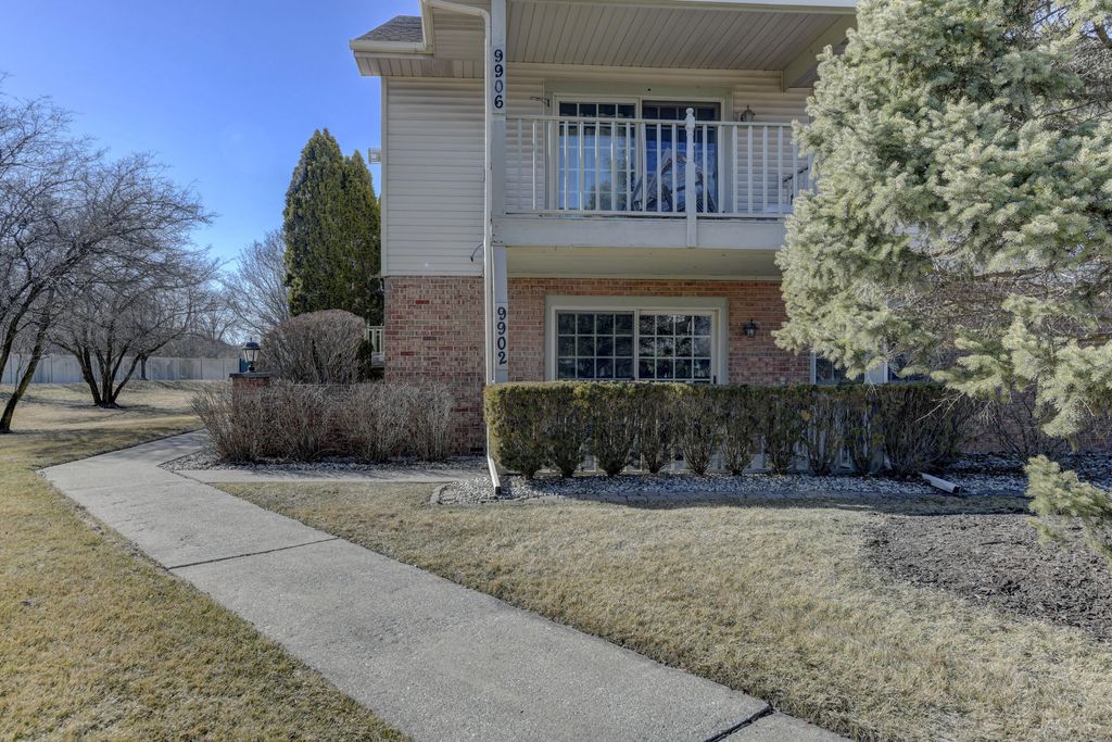 Photo of 9902 Parkway Drive, Highland, IN 46322 (MLS # 834559)