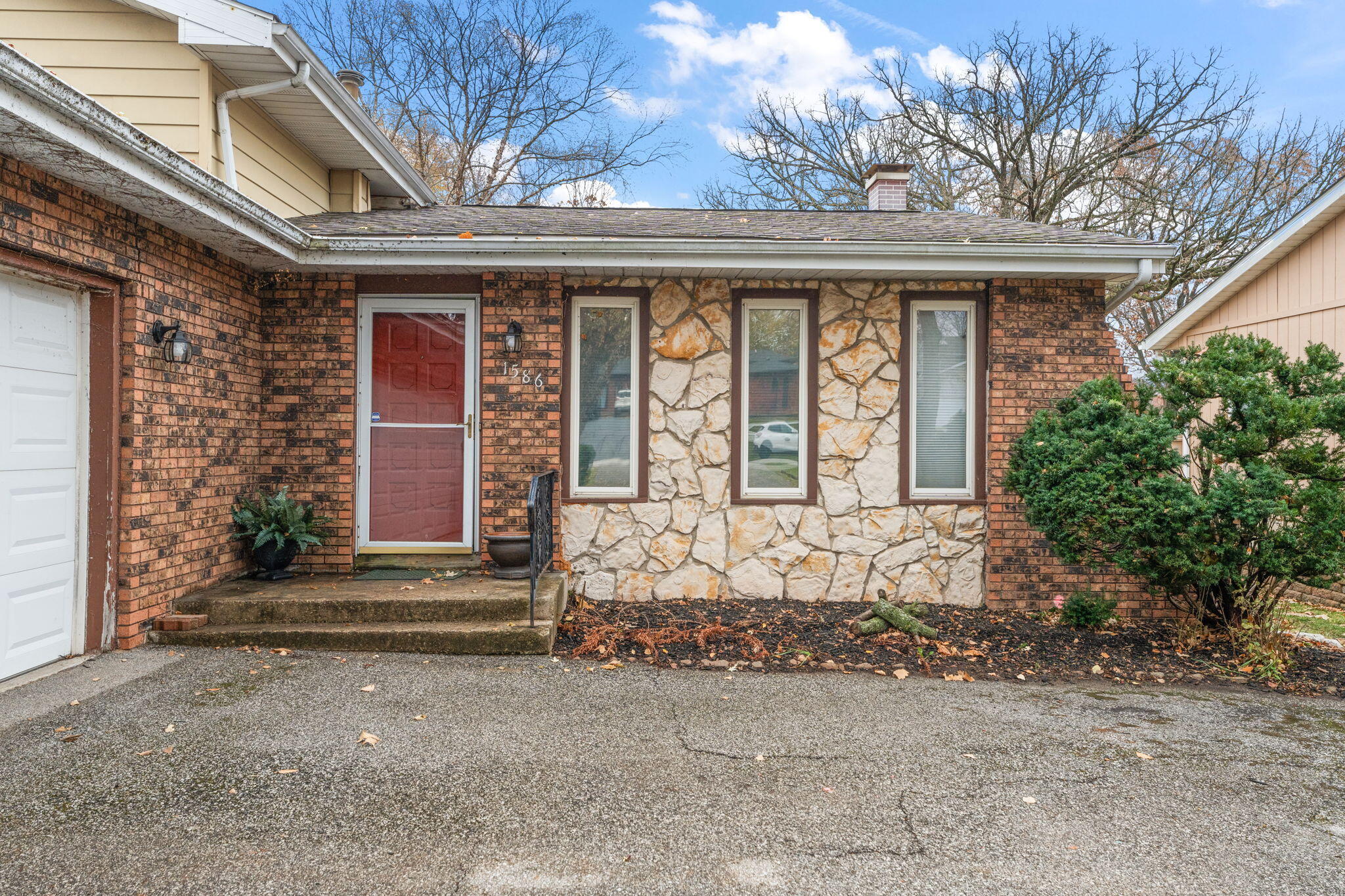 1586 Sunnyslope Drive