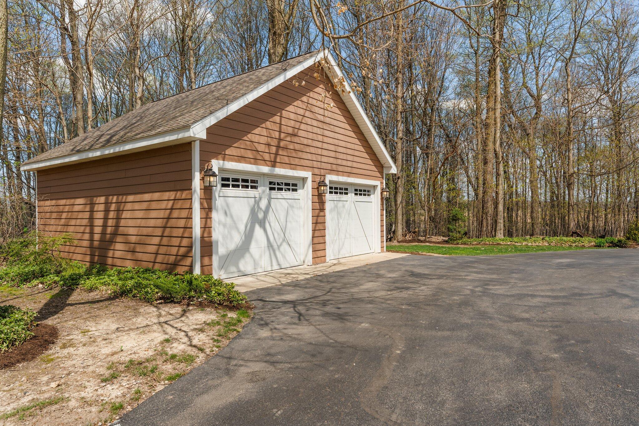 Valparaiso, Indiana 46383, United States, 5 Bedrooms Bedrooms, ,3 BathroomsBathrooms,Residential,Pending,119985