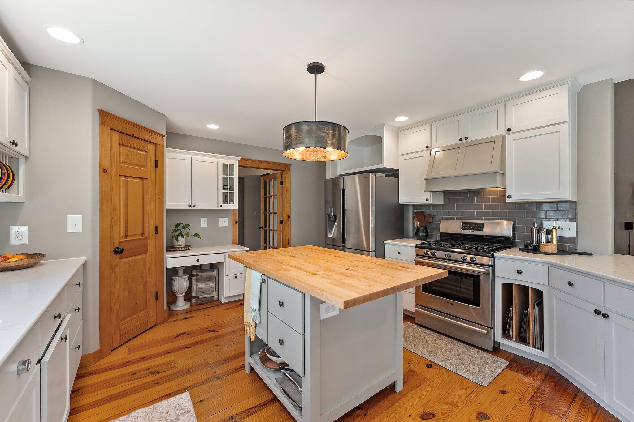 Valparaiso, Indiana 46383, United States, 5 Bedrooms Bedrooms, ,3 BathroomsBathrooms,Residential,Pending,119985