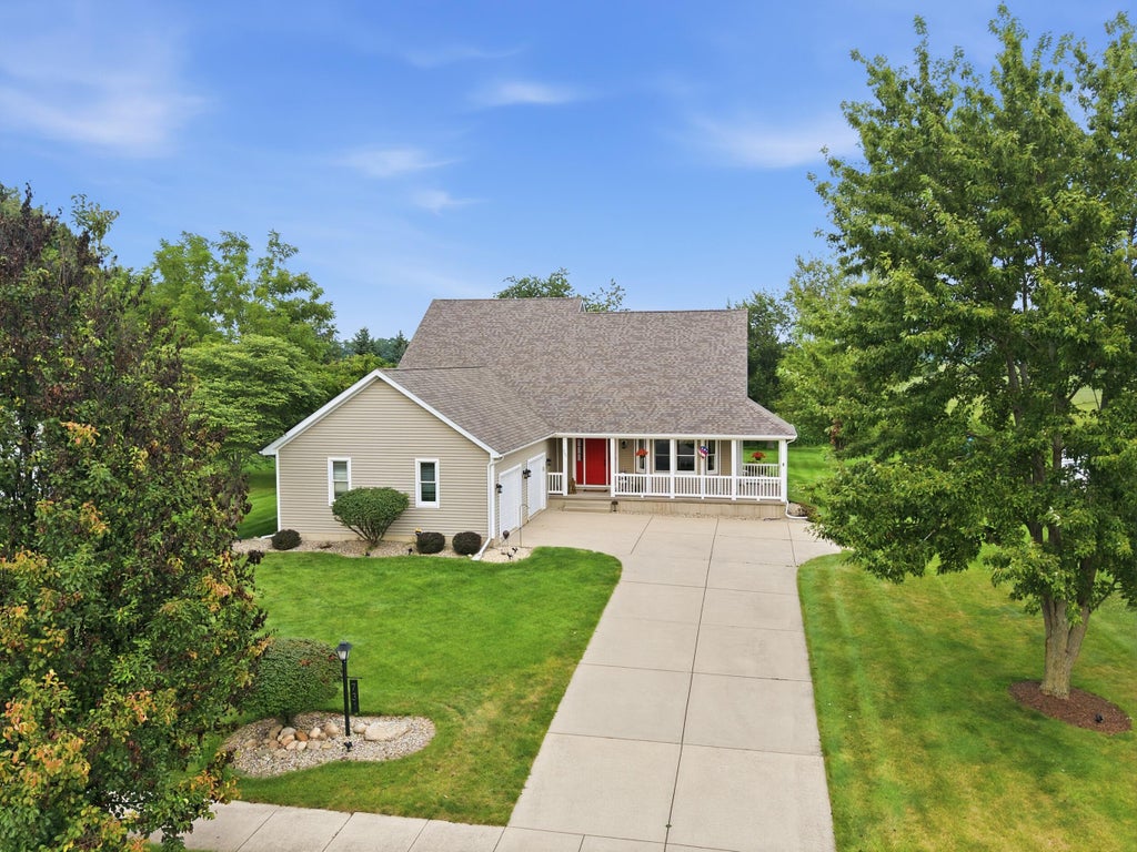 Photo of 731 Oakbrook Drive, Hebron, IN 46341 (MLS # 843772)