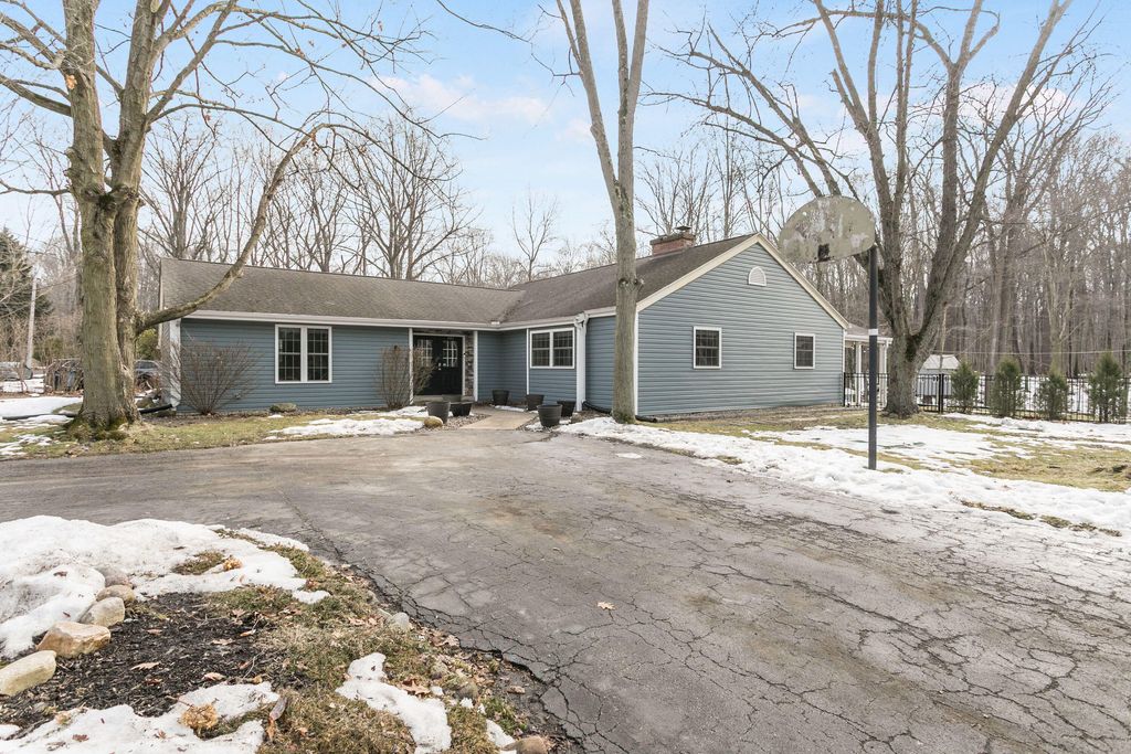 Photo of 404 Golfview Road, Michigan City, IN 46360 (MLS # 834157)