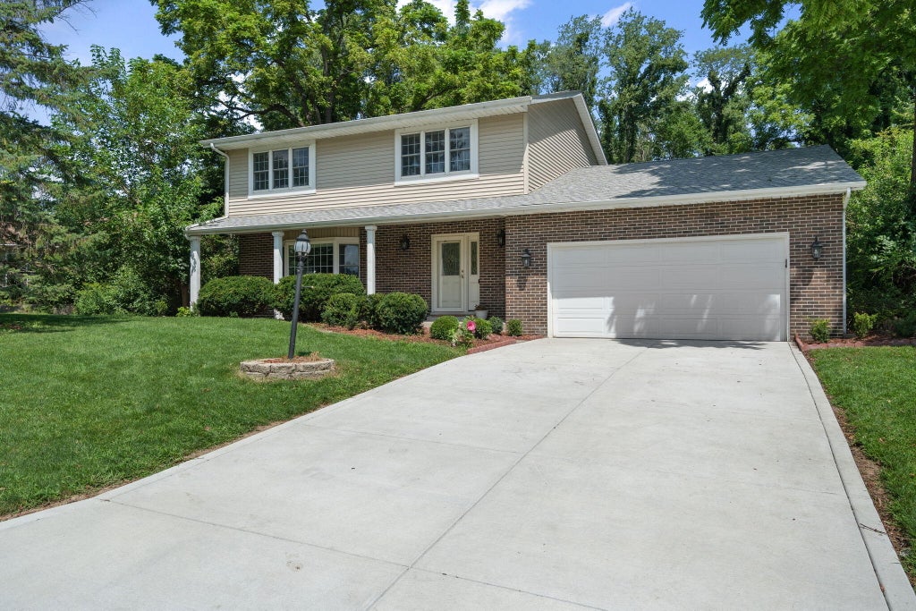 Photo of 423 Shorewood Court, Valparaiso, IN 46385 (MLS # 843742)