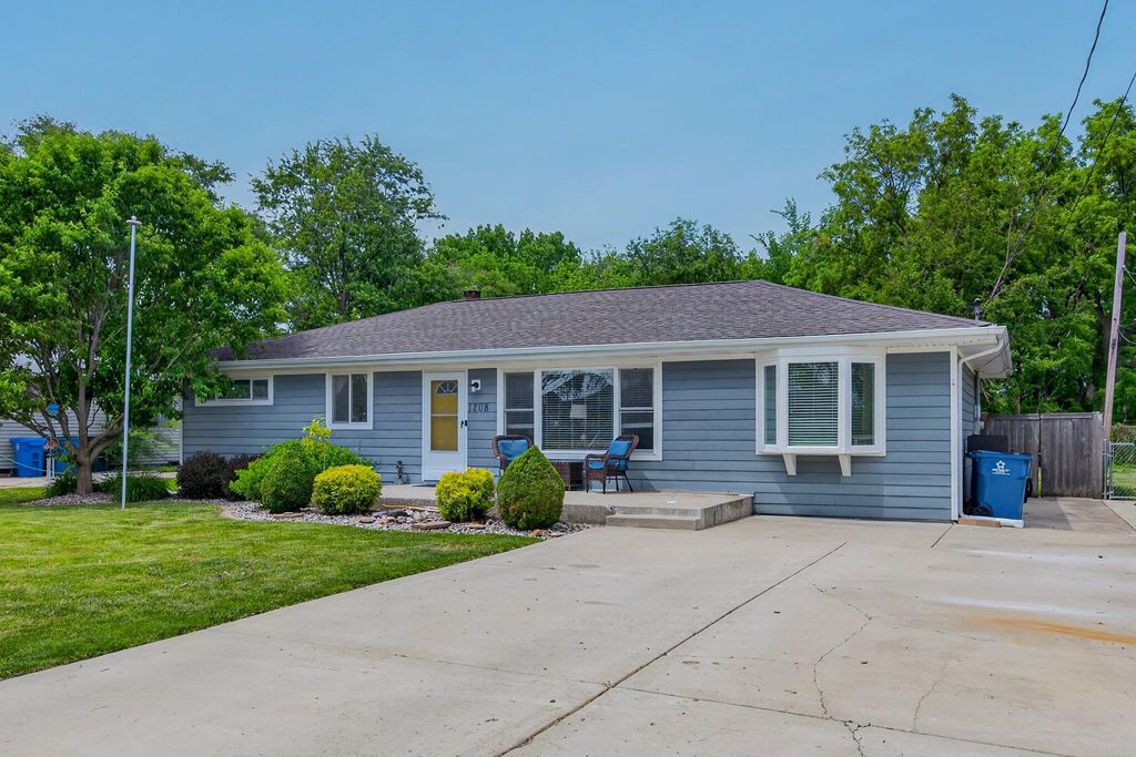 Photo of 1208 E Farragut Street, Crown Point, IN 46307 (MLS # 839859)