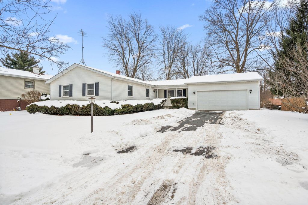Photo of 2104 Dunwoody Drive, Valparaiso, IN 46383 (MLS # 833776)