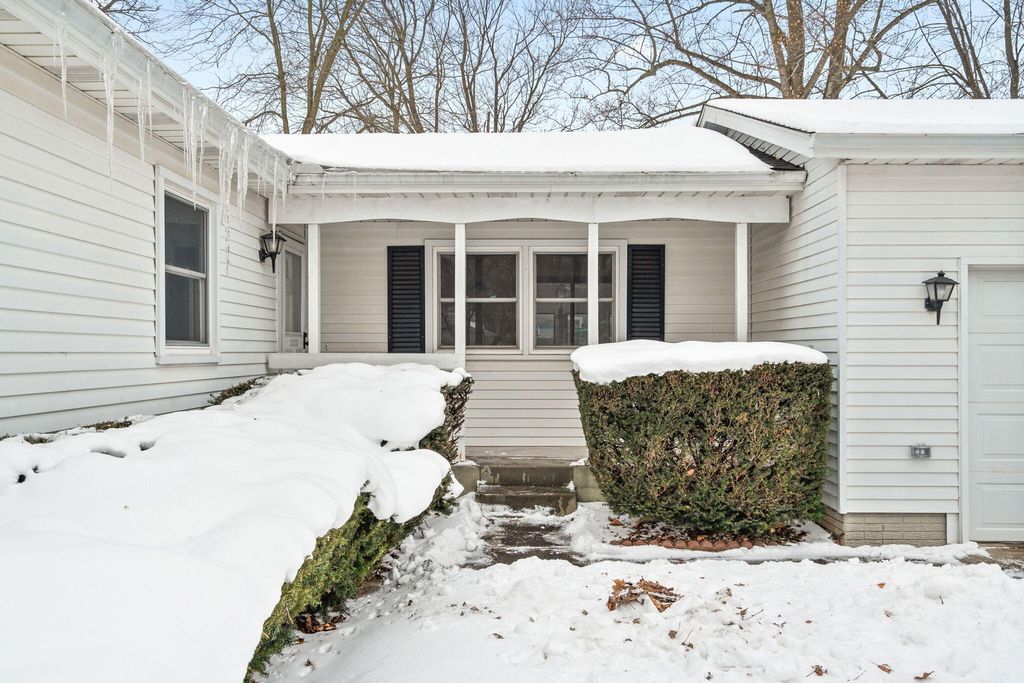 Photo of 2104 Dunwoody Drive, Valparaiso, IN 46383 (MLS # 833776)