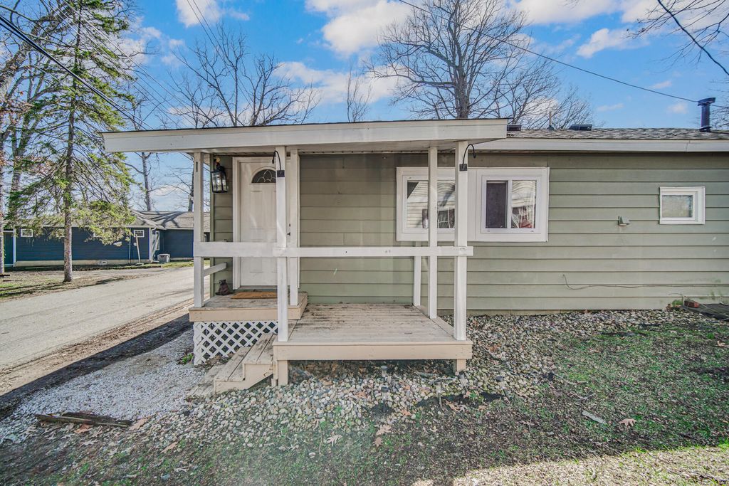 Photo of 5305 4th Avenue, Valparaiso, IN 46383 (MLS # 835816)