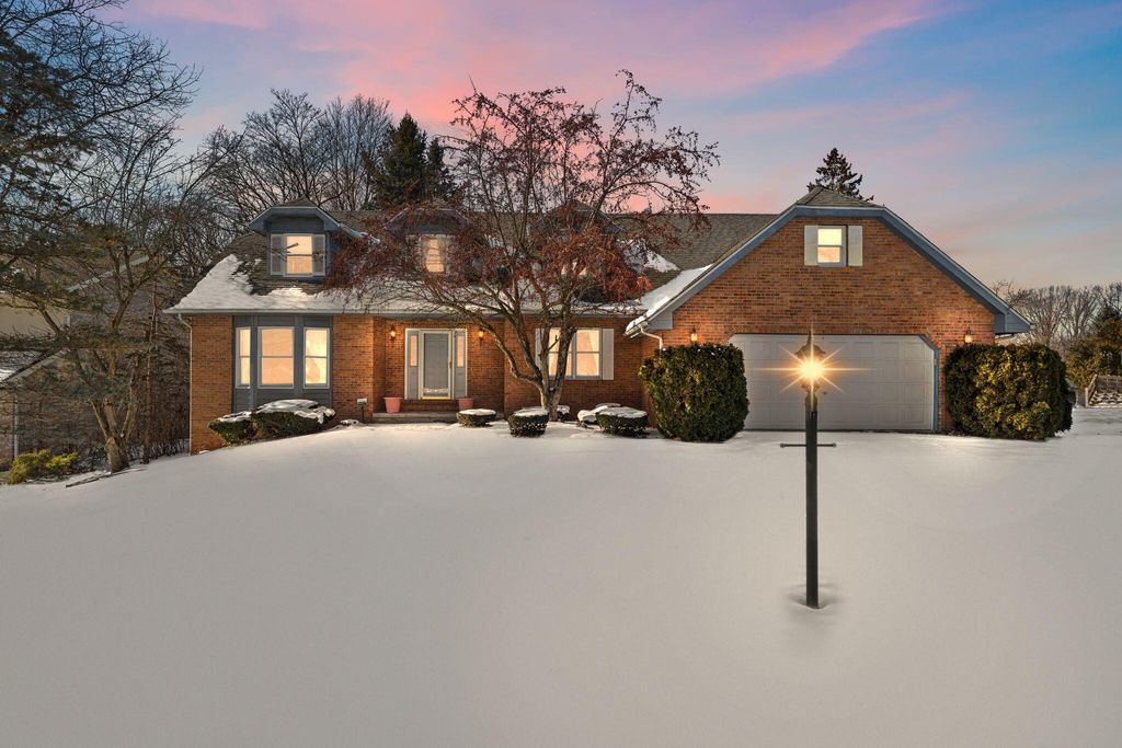 Photo of 176 Wexford Rd, Valparaiso, IN 46385 (MLS # 833509)