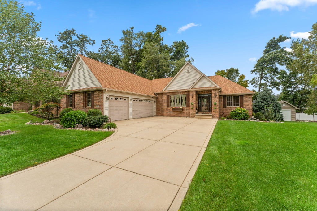 Photo of 29 Woodruft Drive, Valparaiso, IN 46385 (MLS # 845792)