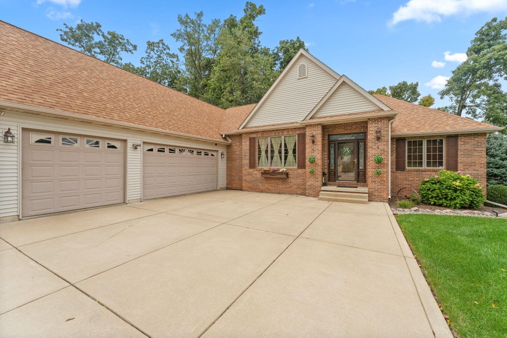 Photo of 29 Woodruft Drive, Valparaiso, IN 46385 (MLS # 845792)