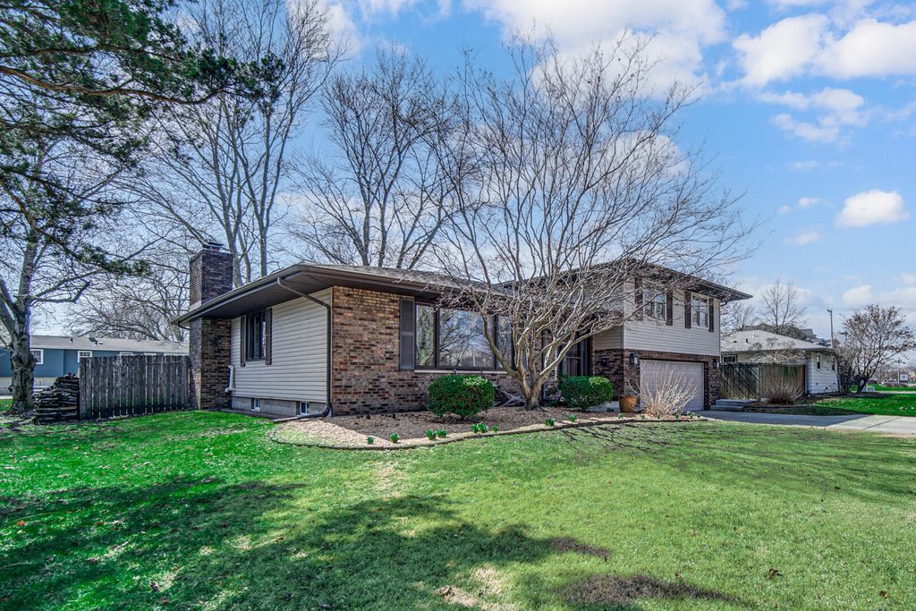 Photo of 1004 Fran-lin Parkway, Munster, IN 46321 (MLS # 835998)