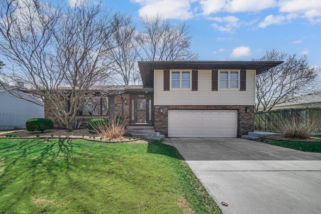 Photo of 1004 Fran-lin Parkway, Munster, IN 46321 (MLS # 835998)