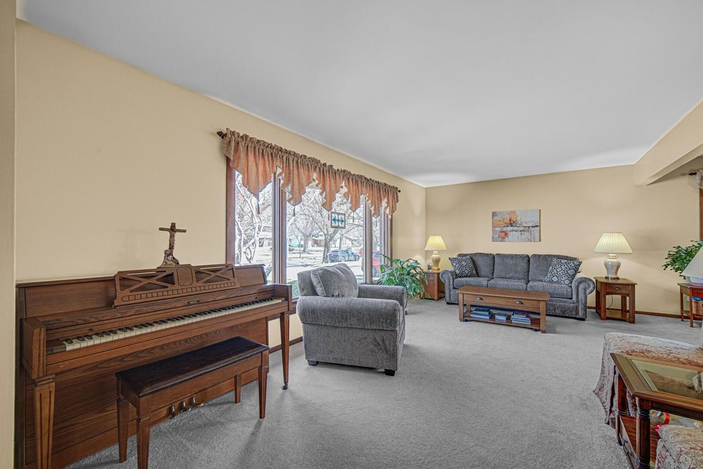 Photo of 1004 Fran-lin Parkway, Munster, IN 46321 (MLS # 835998)