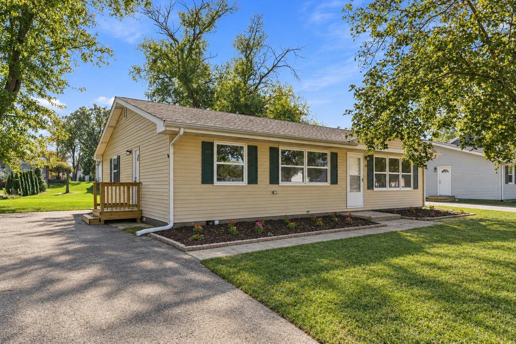 Photo of 1101 E 71st Avenue, Schererville, IN 46375 (MLS # 847387)