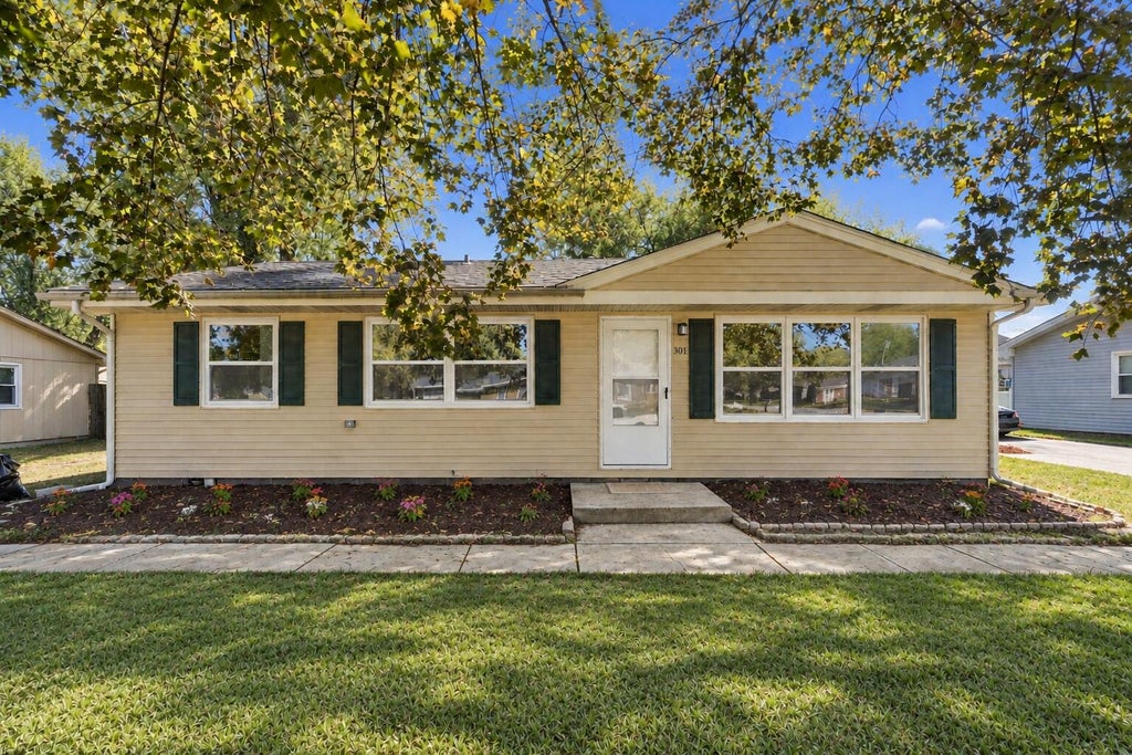 Photo of 1101 E 71st Avenue, Schererville, IN 46375 (MLS # 847387)