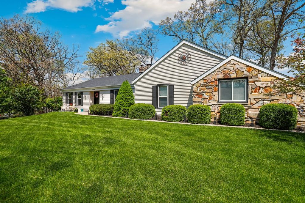 Photo of 1986 Greenvalley Drive, Crown Point, IN 46307 (MLS # 838557)