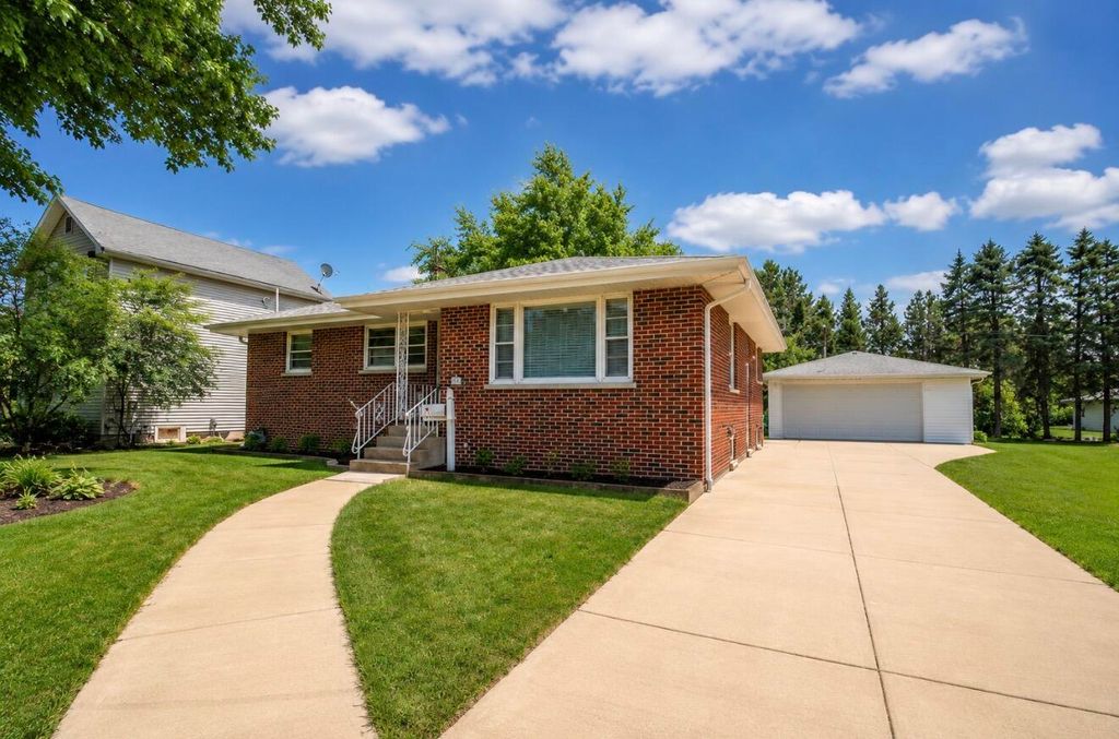 Photo of 548 South Street, Munster, IN 46321 (MLS # 841121)